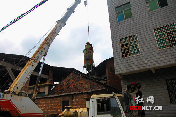 正在拆除沖天爐 正在拆除沖天爐