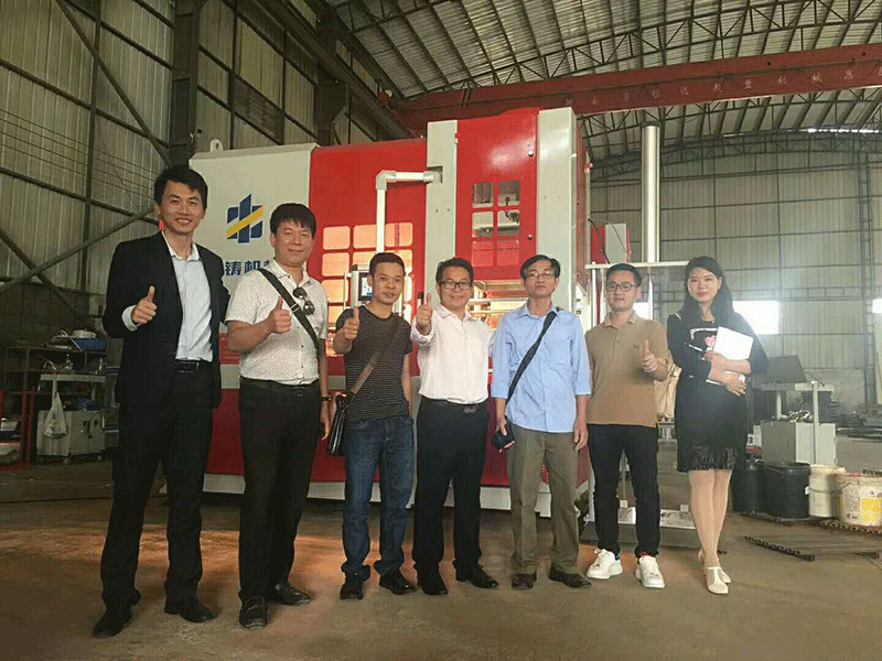 與越南客戶考察團合影留念 與越南客戶考察團合影留念