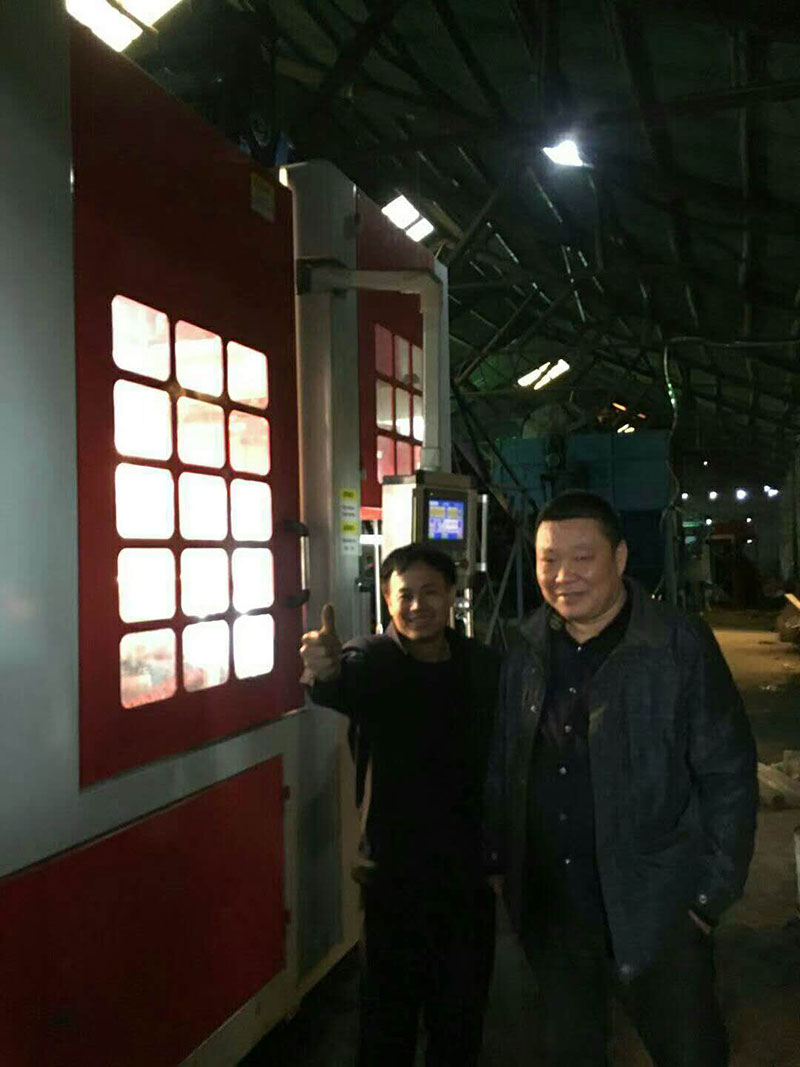 中鑄機械調試人員陳師傅與孟總的合影紀念 中鑄機械調試人員陳師傅與孟總的合影紀念