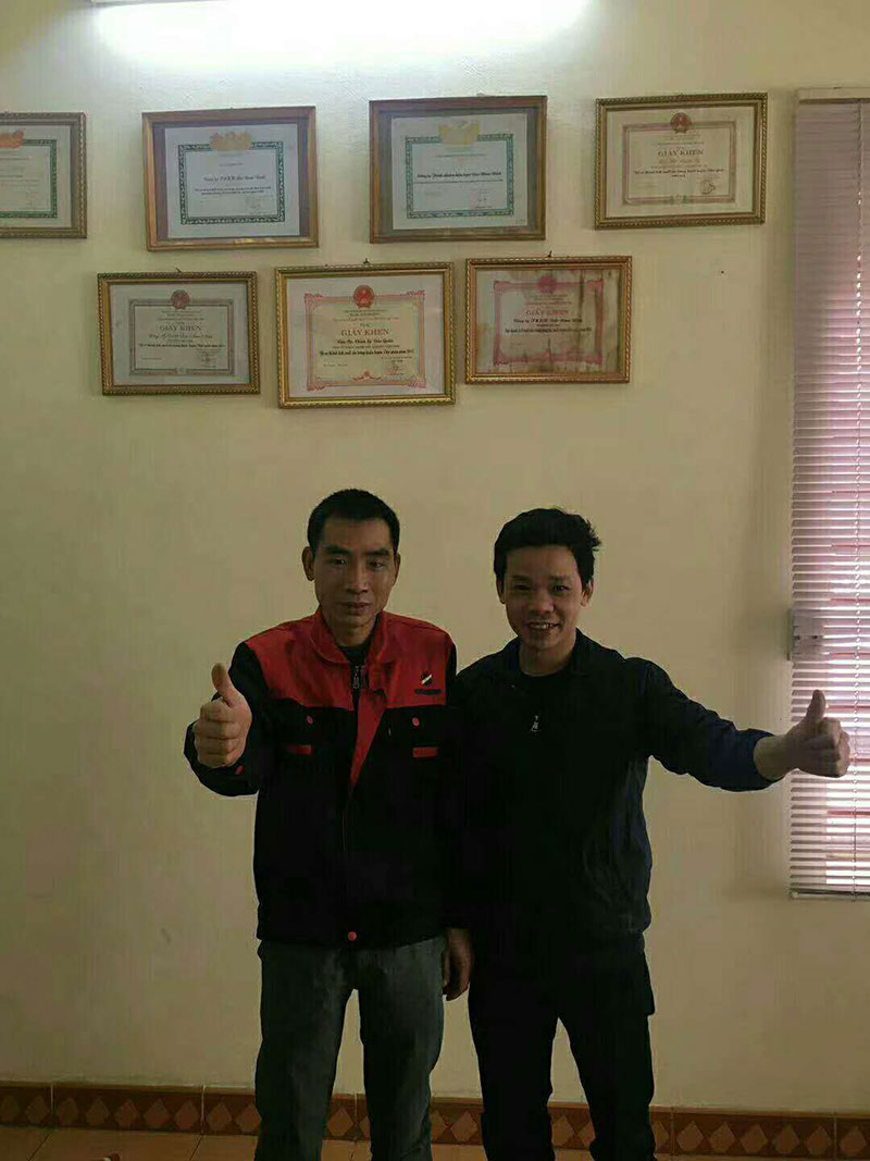 鑄調機人員與越南工廠負責人合影 鑄調機人員與越南工廠負責人合影