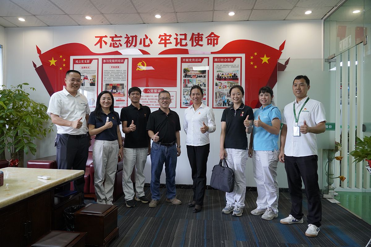 東風日產發動機機關黨支部成員參觀了美邦集團和黨建文化宣傳欄