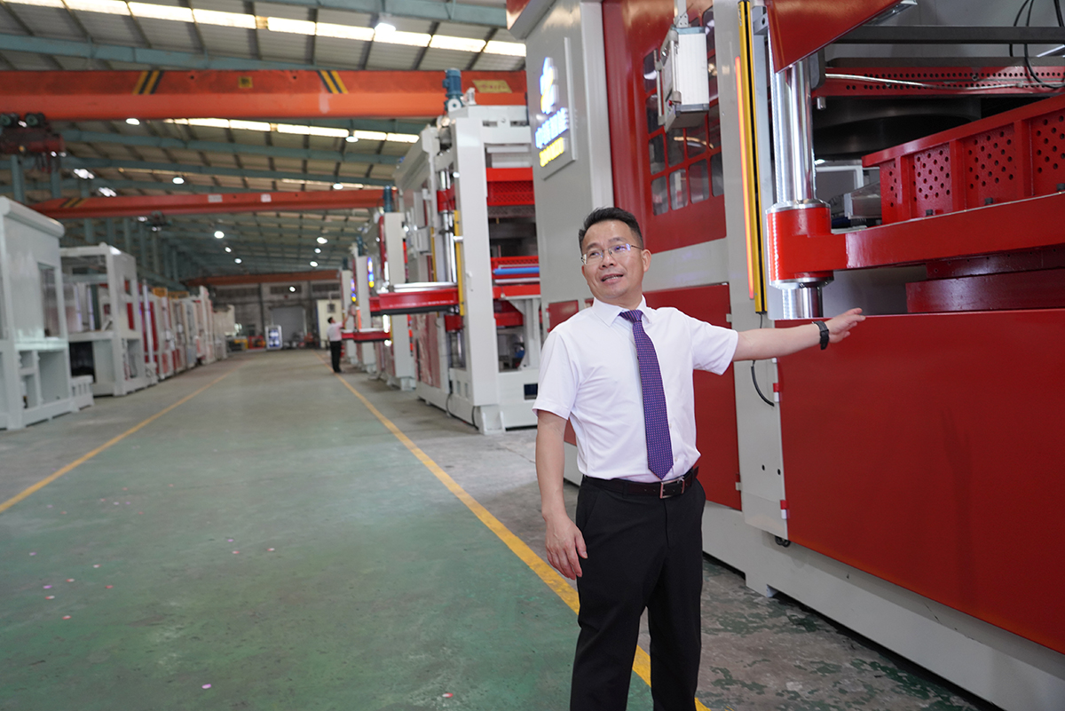 美邦集團董事長盧紹宋介紹中鑄造型機